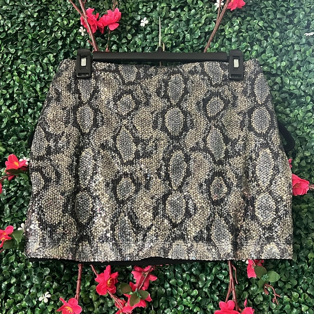 Shiny snake print mini skirt - Picture 3 of 3